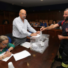 El salón de Plenos acogió la urna donde votaron 344 de los 384 trabajadores municipales.