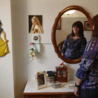 Laura se mira al espejo en la habitación de su casa, en León.