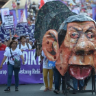 Manifestantes en Manila durante el Día Internacional de la Mujer empujando una efigie del presidente filipino, Rodrigo Duterte