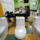 Retretes expuestos en un café en Moscú, el apsado 30 de octubre.