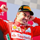 Fernando Alonso celebra su brillante victoria en el Gran Premio de España.
