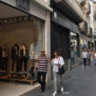 Comercios abiertos en carrer del Mar, de Badalona.