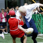 Boris Johnson colisiona contra un crío de 10 años en Tokio.