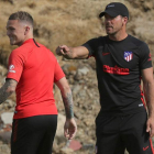 Trippier, a la izquierda, ya entrenó ayer con el Atlético de Simeone. JUANJO MARTÍN