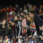 Aficionados del Valencia, durante el partido de Copa contra el Barça.