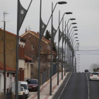 Las aceras de Ferral del Bernesga, en la carretera de Carrizo, se ejecutaron hace más de dos años.