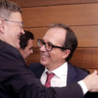 El president de la Generalitat  Ximo Puig  (izquierda)  felicitia a Enrique Soriano  tras su eleccion por el pleno de Les Corts como nuevo presidente del consejo rector de la futura Radiotelevision Valenciana  RTVV.