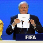 Joseph Blatter, presidente de la FIFA, anuncia la elección de Catar como sede para el Mundial 2022.
