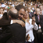 Zapatero abraza al candidato del PSOE a la Presidencia del Gobierno tras su intervención.