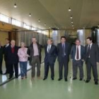 Los responsables de Gordonzello, ayer con los representantes de la Junta en la bodega de la empresa