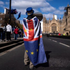 Un activistas pro Unión Europea protesta a las puertas del Parlamento en Londres.