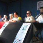 Un momento del desfile de pendones camino de la finca familiar.