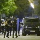 Policías nacionales durante una intervención en Sevilla. RAÚL CARO
