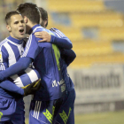 Acorán celebra con Sobrino el tanto del canario, que abría el marcador en Santo Domingo poniendo a la Deportiva por delante. Es el quinto gol del centrocampista canario esta temporada.