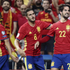 Koke felicita a Isco, autor de los dos primeros goles de España a Italia y uno de los grandes protagonistas del contundente triunfo de la selección española. MARISCAL