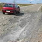 Baches como el de la fotografía obligaron a realizar un arreglo de urgencia en la calzada