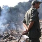 Un soldado marroquí pasea entre los restos del campamento de subsaharianos de Ben Younech