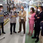 Igea, Amigo y Martín, en las instalaciones de Renault con el director Michel Domingues. JOSÉ C. CASTILLO