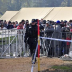 Refugiados controlados por agentes de policía en el saturado centro de acogida de Brezice, este miércoles.