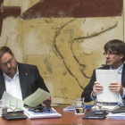 Oriol Junqueras y Carles Puigdemont durante la reunión del Gobierno catalán ayer. QUIQUE GARCÍA