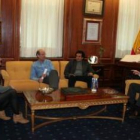 La concejala y el alcalde reciben a los doctores Javier Fernández y García Cosamalón.