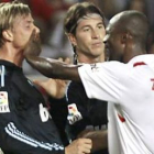 El sevillista Didier Zokora, a la derecha, tapa la boca a Guti durante un lance del partido celebrad