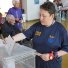Isabel Gutiérrez, usuaria de Asprona, vota acompañada de una asistente personal. J. NOTARIO