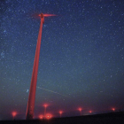 Fotografía que muestra una lluvia de estrellas sobre un molino de viento en el Parque eólico Saint Nikola en Kavarna Bulgaria en 2016.