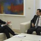 El presidente de la FEMP y alcalde de Santander, De la Serna, conversa con el presidente Rajoy.