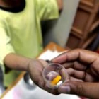 Un huérfano seropositivo recibe medicación en un centro médico de Bangkok