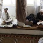 Musulmanes afganos leen versos del Corán en una mezquita de la ciudad de Kabul. /