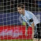 Messi es la gran esperanza de Argentina para ganar a los chilenos en la final de mañana.