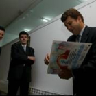 Carlos López Riesco, durante la colocación de la placa inaugural de las jornadas de Exclusión Social