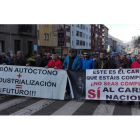 Los sindicatos de Laciana volvieron ayer a cortar las calles de Villablino para impedir el paso del carbón de importación. ARAUJO