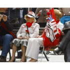 Dos pensionistas en Botines, durante la marcha del 1º de Mayo.