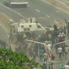 Una tanqueta del ejército de Maduro, arrolla a varios manifestantes.