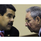 Nicolás Maduro y Raúl Castro conversan durante su encuentro en la isla.
