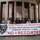 La plataforma leonesa, ayer ante la Delegación de la Junta. RAMIRO