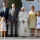 El Papa posa con la Familia Real antes de su entrevista con don Juan Carlos.