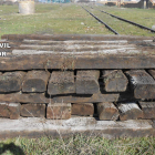 Las traviesas de madera incautadas en la operación.