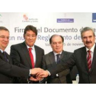 Julián Sánchez, Arturo Aliaga, Tomás Villanueva y Graciano Torre, ayer tras la firma del documento.