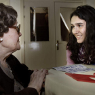 Ángela Concheso Suárez tiene 90 años y recibe la visita semanal de Mirian Martínez Morán, de 15 años, en la residencia Virgen del Camino de León.