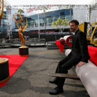 El presentador de la gala, Jimmy Kimmel, posa para la prensa, sentado sobre la alfombra roja de los 68º premios Emmy, aún enrollada.