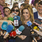 La presidenta en funciones de la Junta de Andalucía, Susana Díaz, atiende a los medios de comunicación durante su visita al barrio de Isla Chica en Huelva, ayer.
