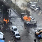 Varios vehículos en llamas tras explotar un coche bomba frente al Palacio de Justicia de Esmirna. EFE