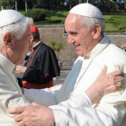 El papa Francisco (derecha) saluda al pontífice emérito Benedicto XVI durante una ceremonia en el Vaticano.
