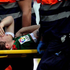 Iker Muniain es retirado en camilla tras lesionarse de gravedad ante el Sevilla en el Sánchez Pizjuan.