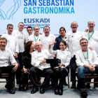 Juan Mari Arzak, sentado entre sus hijas, Elena (d), y Marta (i), así como de sus compañeros de profesión. JUAN HERRERO