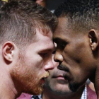 Canelo Álvarez y Daniel Jacobs chocan sus cabezas en el tumultuoso y ruidoso pesaje de ayer en Las Vegas.