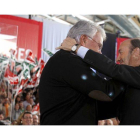 El candidato socialista a la Moncloa, Alfredo Pérez Rubalcaba (d), se abraza con el expresidente del Gobierno, Felipe González (i), durante el mitin del PSOE celebrado hoy en Dos Hermanas, Sevilla.